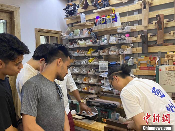 多國“Z世代”青年揚州探尋歷史變遷?！〈藜衙?攝