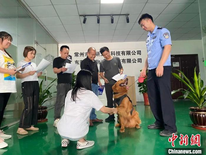 圖為民警帶毛毛出“任務(wù)”，毛毛成為“團(tuán)寵”?！【?供圖