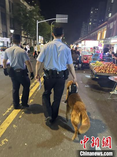 圖為民警帶毛毛走進(jìn)大街小巷進(jìn)行反詐宣傳?！【?供圖