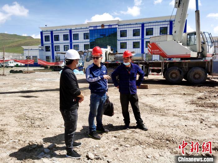 圖為上海援青干部在項目工地檢查工作。(資料圖) 上海援青干部聯(lián)絡組 供圖