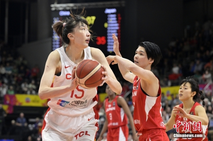 北京時間7月2日，中國女籃在2023女籃亞洲杯決賽中以73:71擊敗衛(wèi)冕冠軍日本隊，時隔12年后重獲亞洲杯冠軍。圖為中國隊韓旭(白衣15號)在比賽中。圖/視覺中國