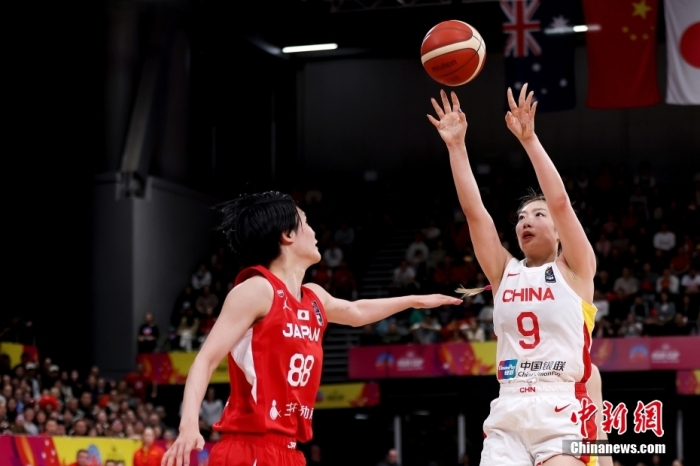 北京時間7月2日，中國女籃在2023女籃亞洲杯決賽中以73:71擊敗衛(wèi)冕冠軍日本隊，時隔12年后重獲亞洲杯冠軍。圖為中國隊李夢(白衣9號)投籃。圖/視覺中國