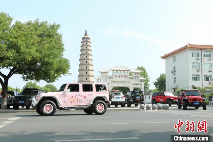 車隊正駛出景縣景州塔廣場?！顜?　攝