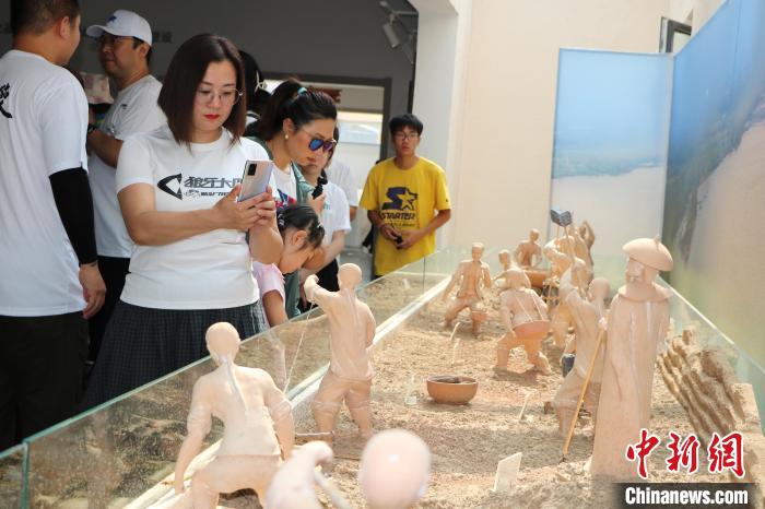 來自北京的車友參觀華家口運河文化展館?！顜?攝