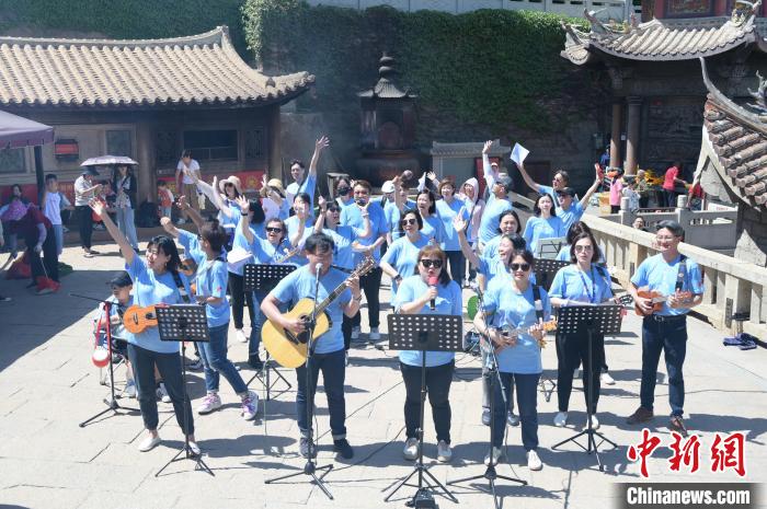 歌聲在湄洲媽祖祖廟天后宮前廣場響起?！?高亞成 攝