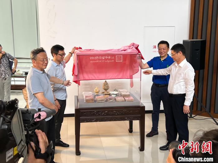 6件與中醫(yī)藥相關(guān)的瓷器同日被捐贈(zèng)給上海中醫(yī)藥博物館?！≈x文一供圖