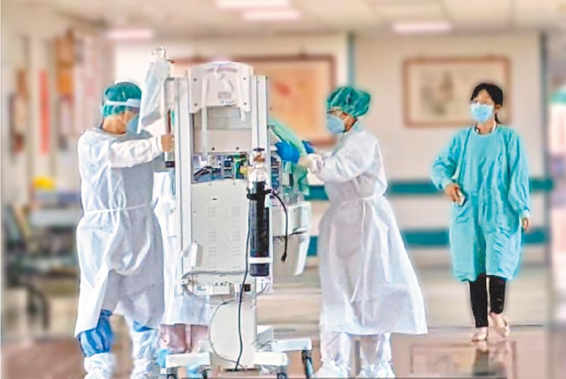 圖為孕婦緊急剖腹產(chǎn)后，由小兒科醫(yī)師接手新生兒至加護病房觀察。（圖源：臺灣《中國時報》）