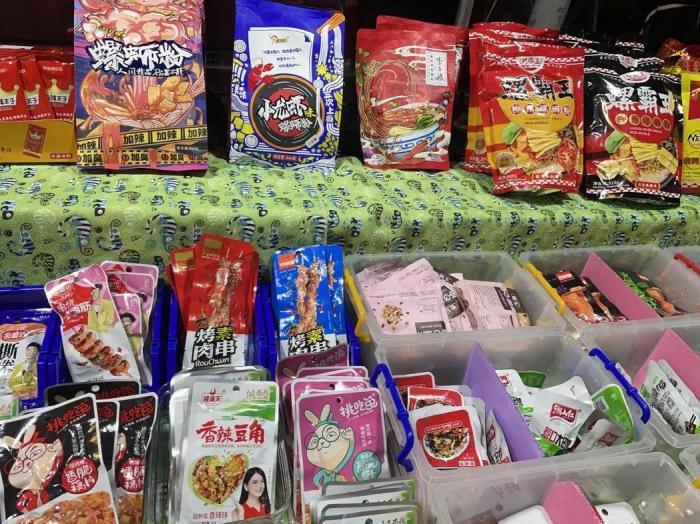 臺(tái)灣夜市中售賣大陸零食的攤位。來源：臺(tái)灣《聯(lián)合報(bào)》。