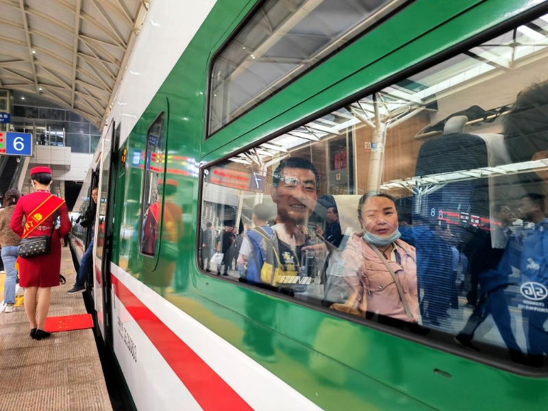 7月1日，C891次西寧至格爾木動(dòng)車組列車上的乘客等待出發(fā)。新華社記者 王浡 攝