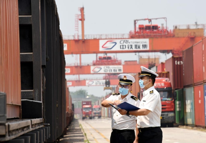 6月1日，青島海關(guān)工作人員在上合示范區(qū)多式聯(lián)運中心內(nèi)查驗“上合快線”國際班列。