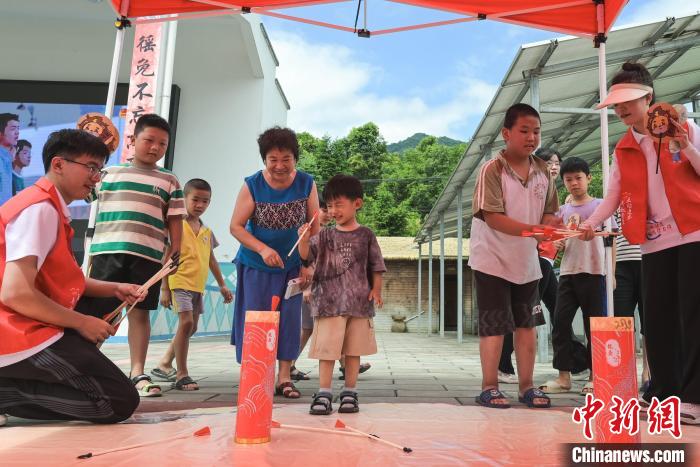 圖為投壺比賽活動現(xiàn)場?！￡愐圾Q 攝