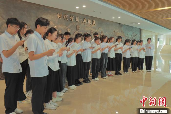 圖為協(xié)和學(xué)院學(xué)生在廖俊波先進事跡傳習(xí)地內(nèi)共唱青春贊歌?！￡惔豪?攝