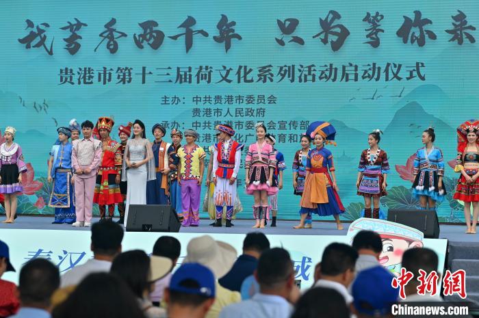 圖為民族歌舞表演現(xiàn)場?！∮峋?攝
