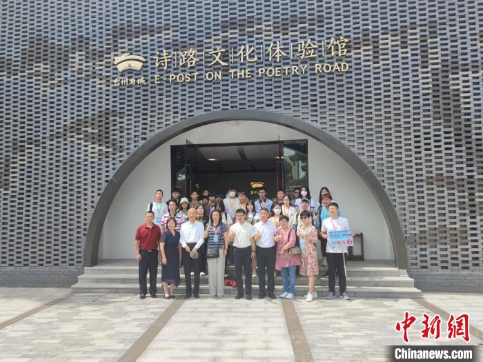 參加活動(dòng)的部分香港青年合影?！「碉w揚(yáng) 攝