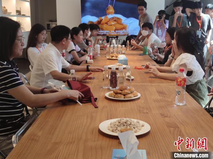 香港青年品嘗臨海小吃?！「碉w揚(yáng) 攝