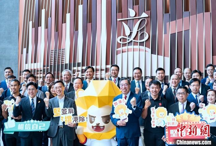 7月5日，香港文化體育及旅游局局長楊潤雄和香港立法會議員在立法會綜合大樓為即將出征杭州2022年第19屆亞運會的中國香港代表團加油打氣。 <a target='_blank' href='/'>中新社</a>記者 侯宇 攝