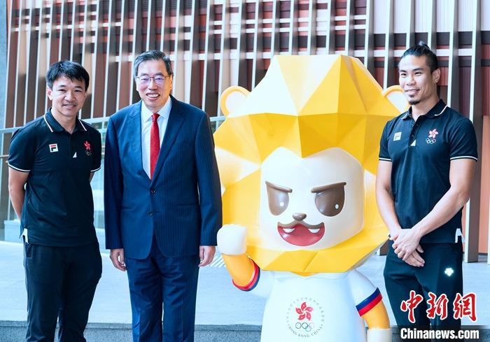 7月5日，香港立法會主席梁君彥在立法會綜合大樓出席為即將出征杭州2022年第19屆亞運會的中國香港代表團加油打氣活動。圖為梁君彥(左二)與香港前自行車運動員黃金寶(左一)、前空手道運動員李嘉維(右一)在本屆中國香港代表團吉祥物獅子“堅仔”旁合影。 <a target='_blank' href='/'>中新社</a>記者 侯宇 攝