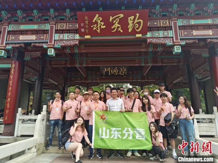 圖為兩岸青年在趵突泉合影。　楊殿威 攝