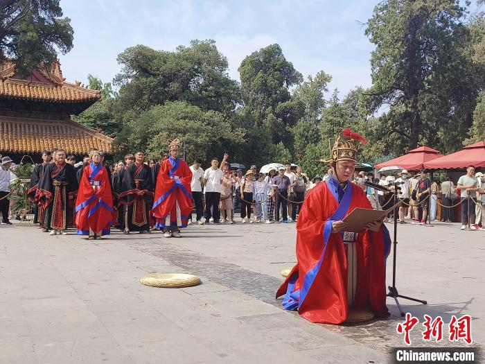 圖為兩岸青年體驗(yàn)祭孔儀式?！畹钔?攝