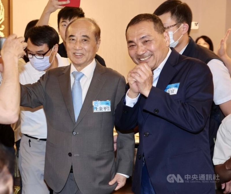 國(guó)民黨2024臺(tái)灣地區(qū)領(lǐng)導(dǎo)人參選人侯友宜（前右）、臺(tái)當(dāng)局立法機(jī)構(gòu)前負(fù)責(zé)人王金平（前左）5日晚間在臺(tái)北凱撒大飯店出席“厚友誼民代后援會(huì)”成立大會(huì)，向眾人致意。（圖源：臺(tái)灣“中央社”）