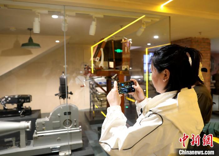 圖為臺商在原子城紀念館內(nèi)拍照。　薛蒂 攝