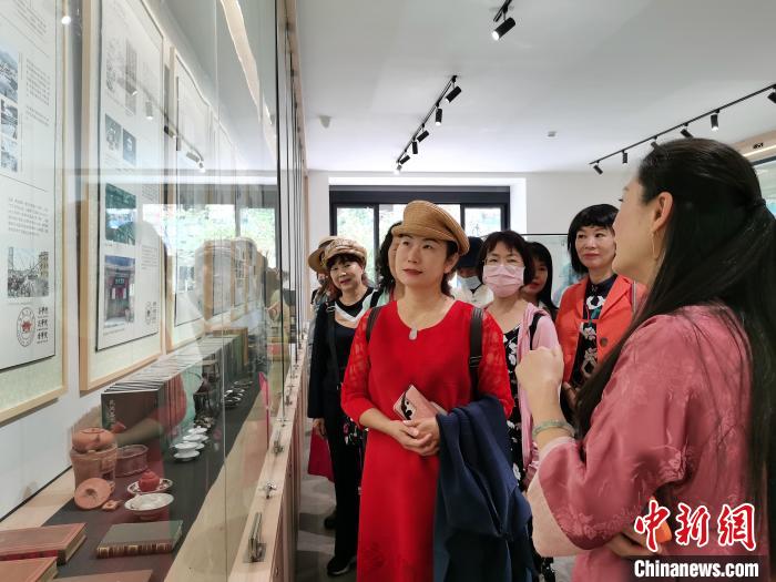 圖為兩岸婚姻家庭代表參觀云南省對臺交流基地弘益大學堂?！『h航 攝