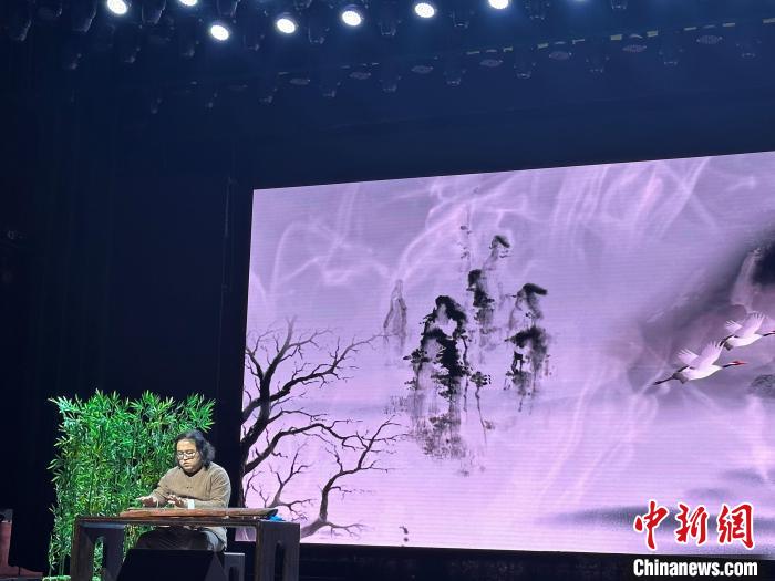 閩派古琴名家陳志強演奏一曲《流水》?！堺惥?攝