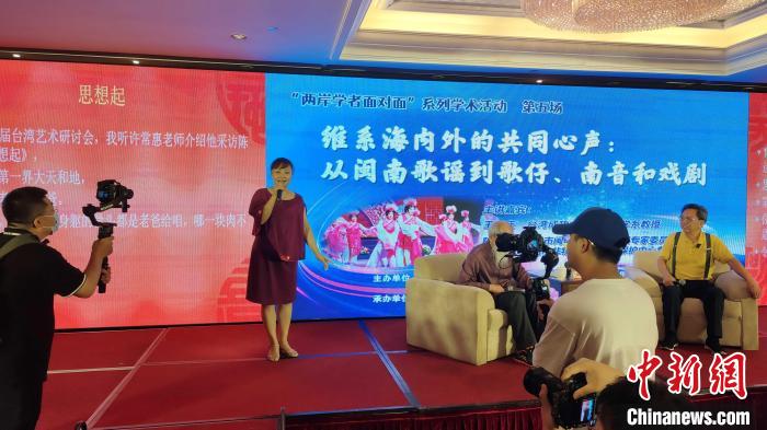 歌仔說唱非遺傳承人張月萍女士現(xiàn)場演唱?！罘?攝