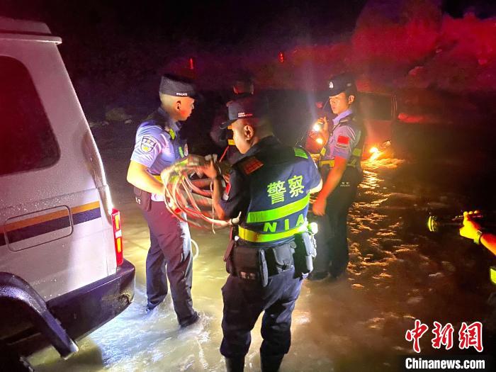 圖為民警為救援做準(zhǔn)備?！埩?攝