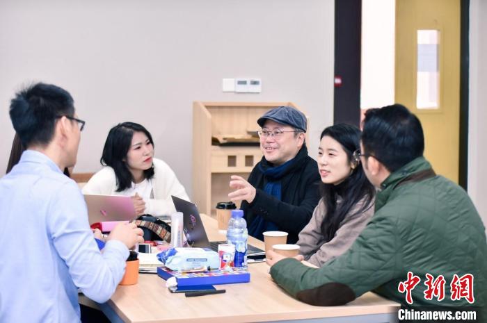 特聘教授葉錦添與學(xué)生討論項(xiàng)目 北京師范大學(xué)未來(lái)設(shè)計(jì)學(xué)院供圖