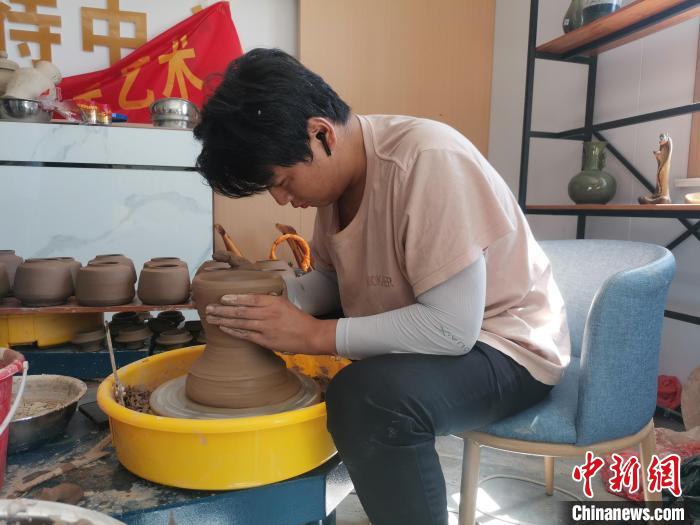 馬氏柴燒第四代傳人馬沛翔在制作陶瓷坯?！⊙Τ切麄鞑?供圖