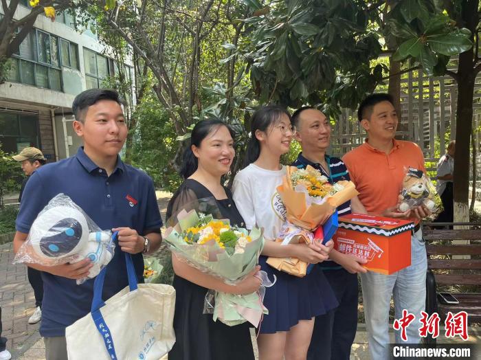 電子科大為趙心怡準(zhǔn)備了公仔?！≠R劭清 攝