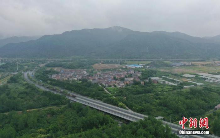 資料圖：浙江杭州，富春江杭州富陽(yáng)段附近公路通達(dá)。<a target='_blank' href='/'>中新社</a>記者 王剛 攝