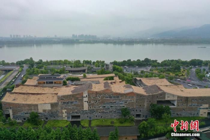 資料圖：浙江杭州，富春江畔的公望美術(shù)館頗具江南特色。<a target='_blank' href='/'>中新社</a>記者 王剛 攝