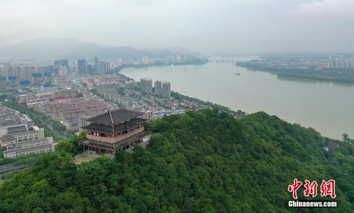 浙江富春江是元代畫(huà)家黃公望 《富春山居圖》的原創(chuàng)地，多年來(lái)富春江杭州富陽(yáng)段一帶推進(jìn)生態(tài)建設(shè)和產(chǎn)業(yè)轉(zhuǎn)型，如今富春江畔呈現(xiàn)環(huán)境優(yōu)美、經(jīng)濟(jì)發(fā)展的“新畫(huà)卷”。（無(wú)人機(jī)照片） <a target='_blank' href='/'>中新社</a>記者 王剛 攝 　 　