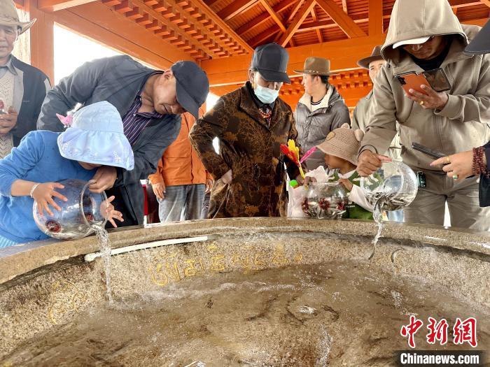 圖為當(dāng)?shù)孛癖姺帕髑嗪：沲?。　李雋 攝