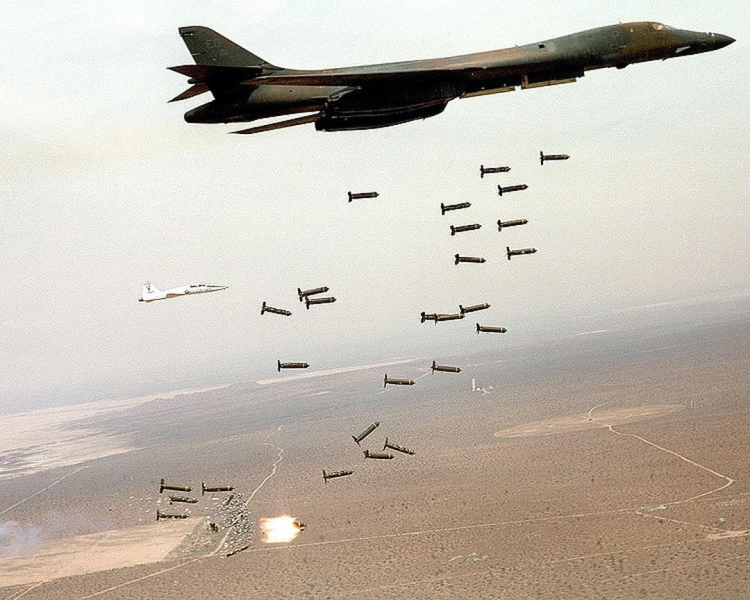 美國B-1B“槍騎兵”轟炸機正在投擲集束彈藥。（圖源：美國空軍網(wǎng)站）