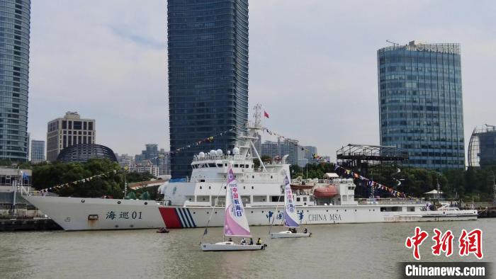 海事巡航救助船“海巡01”輪停靠國(guó)客碼頭，向公眾免費(fèi)開(kāi)放?！≈烨镬戆?攝