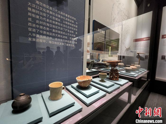 現(xiàn)場展出山東海岱地區(qū)出土文物?！≮w曉 攝