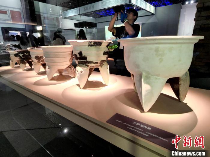 圖為龍山時代的夾砂黑陶鼎。　趙曉 攝