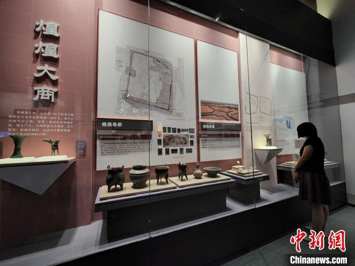記者探訪展覽現(xiàn)場。　趙曉 攝