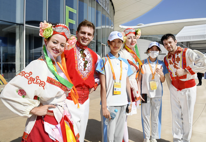 6月15日，來自白俄羅斯的演員在表演結束后與志愿者合影。當日，上海合作組織產業(yè)鏈供應鏈論壇暨2023上合國際投資貿易博覽會在青島開幕。
