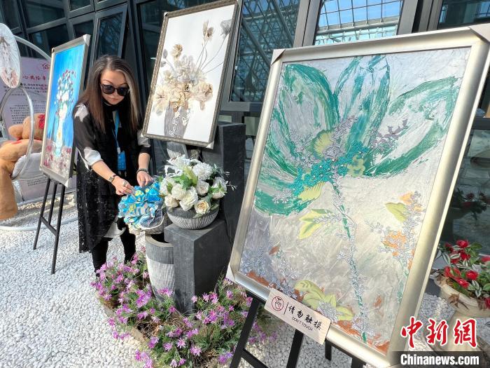 連玲玉向<a target='_blank' href='/' >中新網(wǎng)</a>記者介紹環(huán)保作品。　朱曉穎 攝