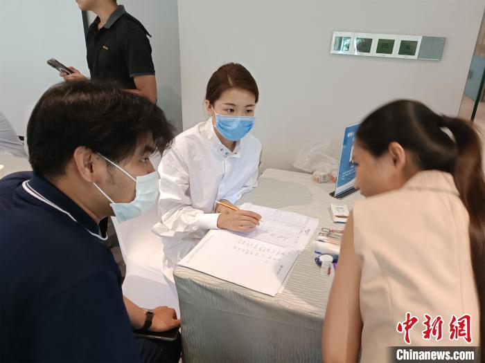 中國援柬中醫(yī)醫(yī)療隊隊員問診現(xiàn)場?！?lt;a target='_blank' href='/'>中新社</a>記者楊強(qiáng) 攝