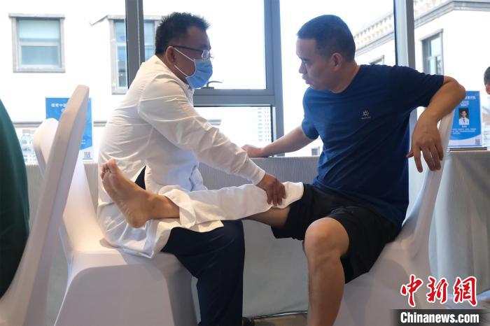 中國援柬中醫(yī)醫(yī)療隊隊員為患者診療?！＄娨?攝