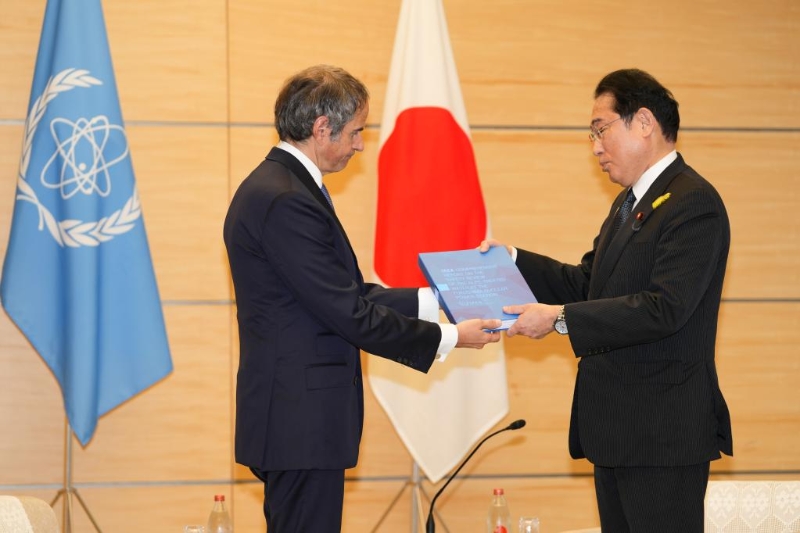 7月4日，在日本東京，國際原子能機構(gòu)總干事格羅西（左）向日本首相岸田文雄提交針對日本福島核污染水的綜合評估報告。（圖源：新華社）