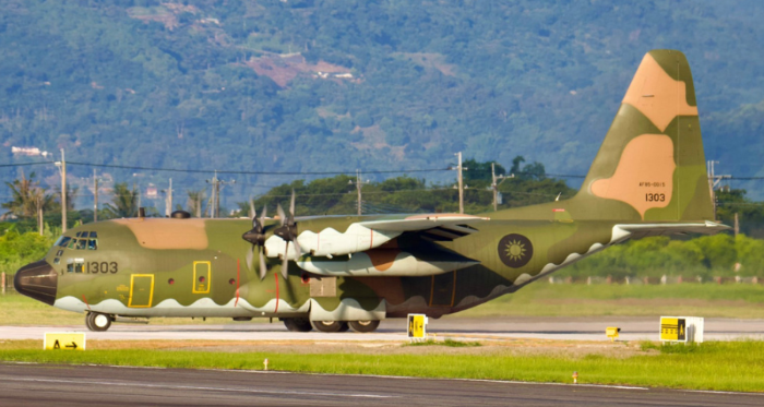 臺軍C-130運輸機在臺東豐年機場進行“漢光演習(xí)”起降預(yù)演
