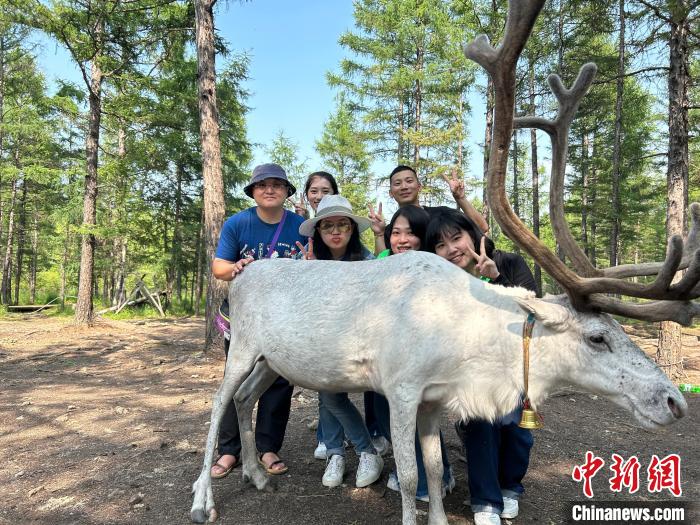圖為32名臺胞盛夏踏訪使鹿部落現(xiàn)場?！?nèi)蒙古臺聯(lián)供圖