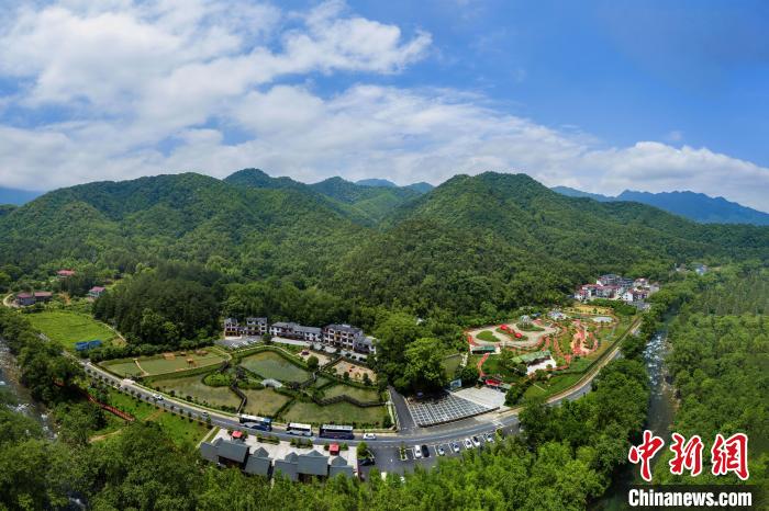 圖為航拍江西省九江市武寧縣羅坪鎮(zhèn)長水村?！∈Y德先 攝