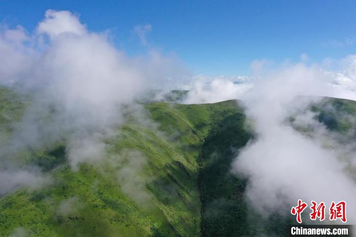 航拍賽來塘鎮(zhèn)山間云霧繚繞?！●R銘言 攝